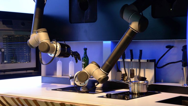Кухонный робот Mloey Robotics во время приготовления еды Кухонный робот Mloey Robotics во время приготовления еды