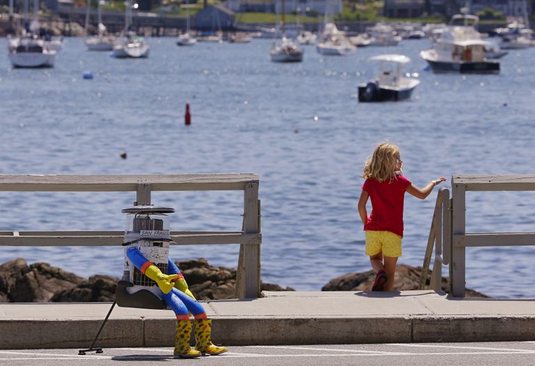 Социальный робот Hitchbot в порту Марблхеда, США Социальный робот Hitchbot в порту Марблхеда, США