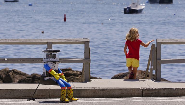 Социальный робот Hitchbot в порту Марблхеда, США Социальный робот Hitchbot в порту Марблхеда, США