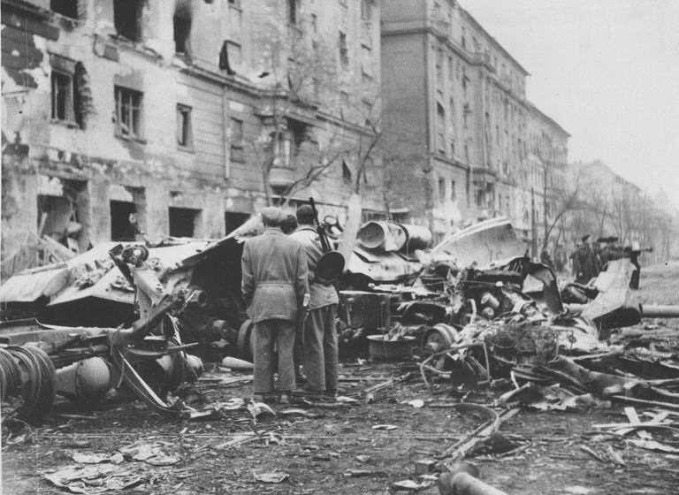 Разрушенные улицы Будапешта во время восстания 1956 года 