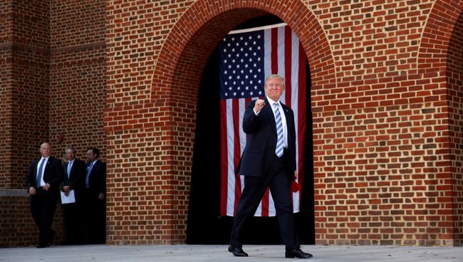 Кандидат в президенты США Дональд Трамп во время избирательной кампании в Виргинии, США. 22 октября 2016 года Кандидат в президенты США Дональд Трамп во время избирательной кампании в Виргинии, США. 22 октября 2016 года