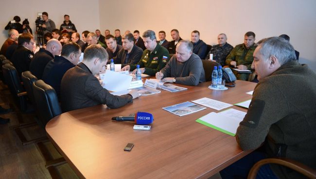 Заместитель председателя правительства РФ Дмитрий Рогозин (справа) проводит совещание с представителями Спецстроя и Роскосмоса в городе Циолковском - жилом комплексе космодрома Восточный в Амурской области. 24 октября 2016 Заместитель председателя правительства РФ Дмитрий Рогозин (справа) проводит совещание с представителями Спецстроя и Роскосмоса в городе Циолковском - жилом комплексе космодрома Восточный в Амурской области. 24 октября 2016