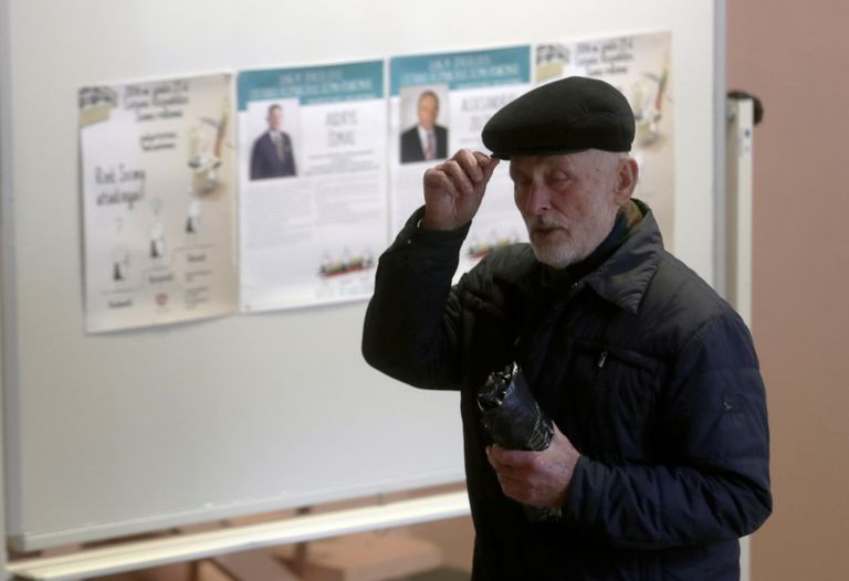Мужчина на избирательном участке в литовском городе Биржай 