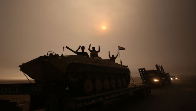 Иракские военные на боевой машине пехоты во время операции против ИГ в Мосуле Иракские военные на боевой машине пехоты во время операции против ИГ в Мосуле