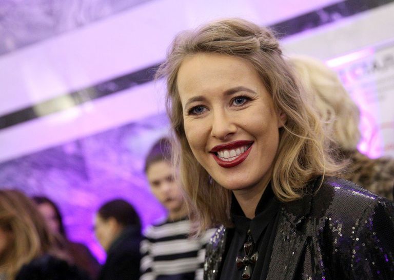 Телеведущая Ксения Собчак во время показа коллекции модельера Александра Терехова на платформе станции метро Достоевская Телеведущая Ксения Собчак во время показа коллекции модельера Александра Терехова на платформе станции метро Достоевская