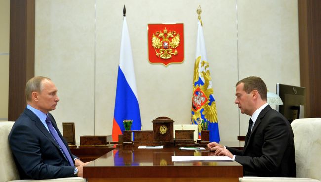 Президент РФ Владимир Путин и председатель правительства РФ Дмитрий Медведев. Архивное фото во время встречи в резиденции Ново-Огарево. 25 октября 2016 Президент РФ Владимир Путин и председатель правительства РФ Дмитрий Медведев. Архивное фото во время встречи в резиденции Ново-Огарево. 25 октября 2016