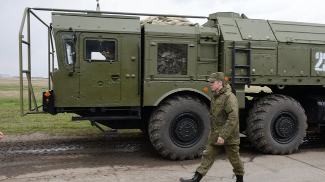 Военнослужащий у оперативного-тактического комплекса Искандер. Архивное фото Военнослужащий у оперативного-тактического комплекса Искандер. Архивное фото