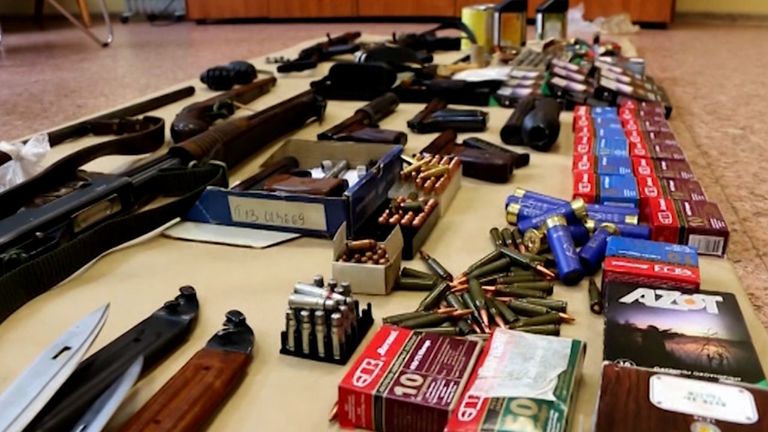 ФСБ РФ ликвидировала крупную группировку торговцев оружием. Кадры обысков ФСБ РФ ликвидировала крупную группировку торговцев оружием. Кадры обысков