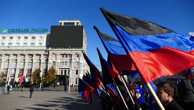 Участники праздничных мероприятий, посвященных Дню флага Донецкой народной республики. Архивное фото Участники праздничных мероприятий, посвященных Дню флага Донецкой народной республики. Архивное фото