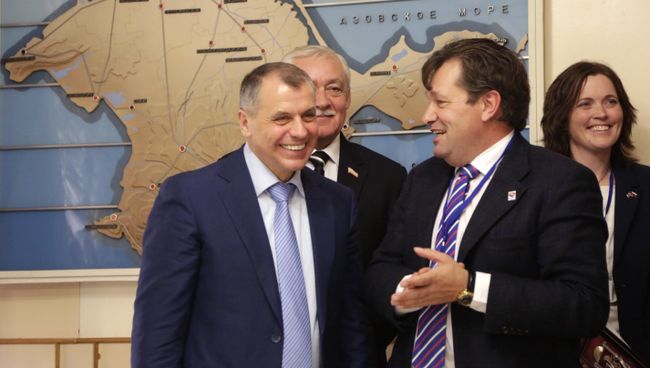 Председатель Государственного совета Крыма Владимир Константинов и депутат региона Оснабрюк Андреас Маурер во время встречи в Симферополе. 25 октября 2016 Председатель Государственного совета Крыма Владимир Константинов и депутат региона Оснабрюк Андреас Маурер во время встречи в Симферополе. 25 октября 2016