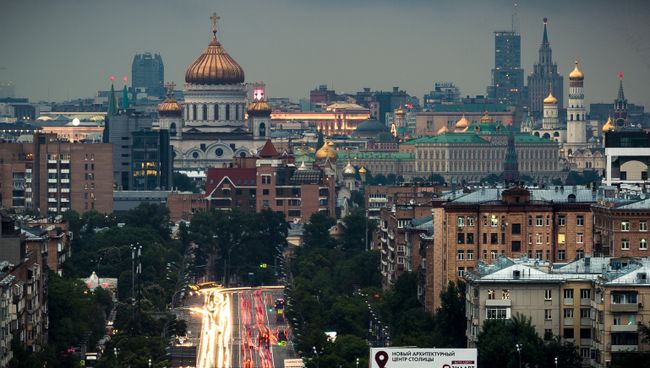 Автомобильное движение по Комсомольскому проспекту в Москве. Архивное фото Автомобильное движение по Комсомольскому проспекту в Москве. Архивное фото