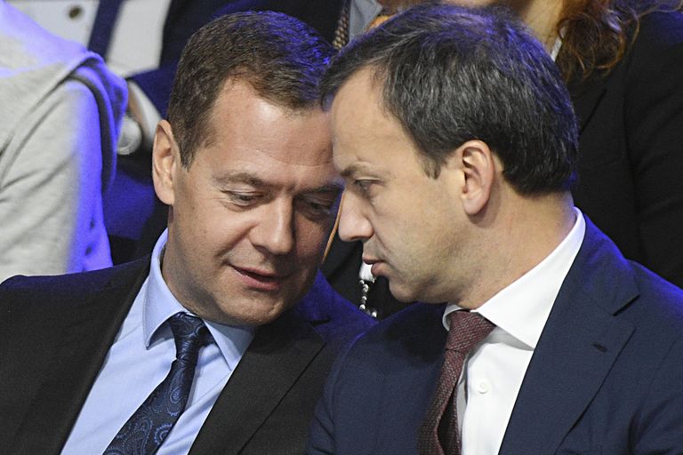 Председатель правительства РФ Дмитрий Медведев и заместитель председателя правительства РФ Аркадий Дворкович на форуме Открытые инновации - 2016. 26 октября 2016 Председатель правительства РФ Дмитрий Медведев и заместитель председателя правительства РФ Аркадий Дворкович на форуме Открытые инновации - 2016. 26 октября 2016