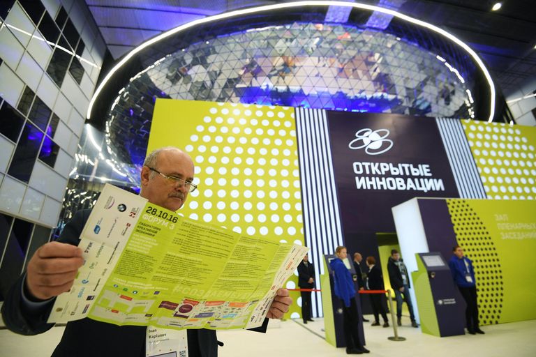 Участник рассматривает программу форума Открытые инновации - 2016 в Сколково Участник рассматривает программу форума Открытые инновации - 2016 в Сколково