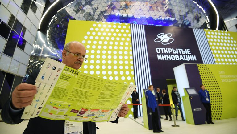 Участник рассматривает программу форума Открытые инновации - 2016 в Сколково Участник рассматривает программу форума Открытые инновации - 2016 в Сколково