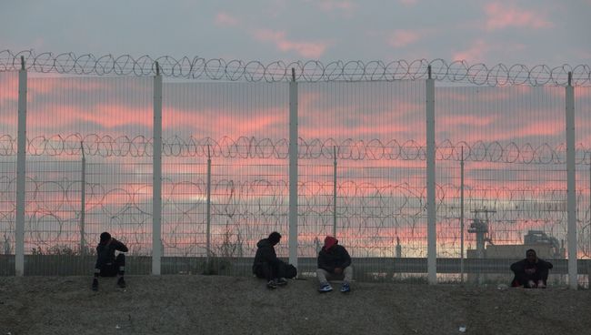 Беженцы в лагере Джунгли в Кале во Франции. Архивное фото Беженцы в лагере Джунгли в Кале во Франции. Архивное фото