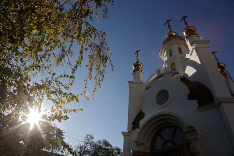 Часовня в честь святых царственных страстотерпцев государя Николая II и его семьи у здания крымской прокуратуры в Симферополе Часовня в честь святых царственных страстотерпцев государя Николая II и его семьи у здания крымской прокуратуры в Симферополе