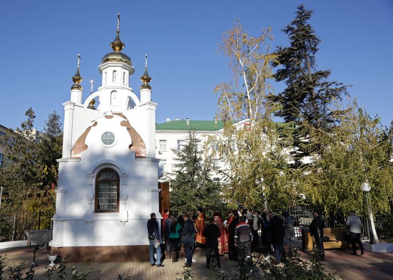 Часовня в честь святых царственных страстотерпцев государя Николая II и его семьи у здания крымской прокуратуры в Симферополе Часовня в честь святых царственных страстотерпцев государя Николая II и его семьи у здания крымской прокуратуры в Симферополе