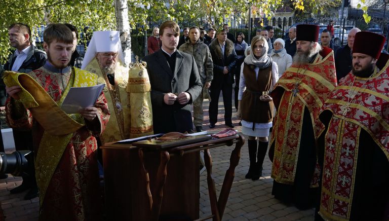 Митрополит Симферопольский и Крымский Лазарь на открытии часовни в честь святых царственных страстотерпцев государя Николая II и его семьи у здания крымской прокуратуры в Симферополе Митрополит Симферопольский и Крымский Лазарь на открытии часовни в честь святых царственных страстотерпцев государя Николая II и его семьи у здания крымской прокуратуры в Симферополе