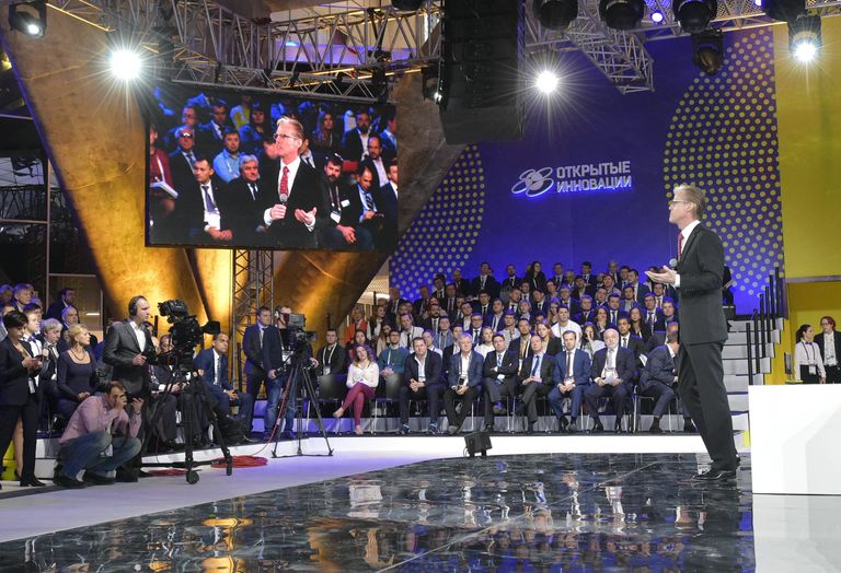 Председатель правительства РФ Дмитрий Медведев (в зале в первом ряду в центре) на форуме Открытые инновации - 2016 Председатель правительства РФ Дмитрий Медведев (в зале в первом ряду в центре) на форуме Открытые инновации - 2016
