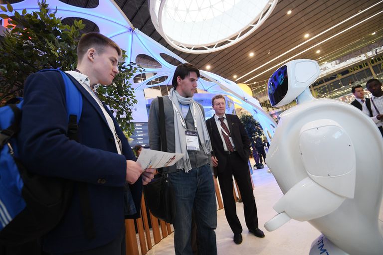 Участники у робота Promobot на выставке в рамках форума Открытые инновации - 2016 в Сколково Участники у робота Promobot на выставке в рамках форума Открытые инновации - 2016 в Сколково