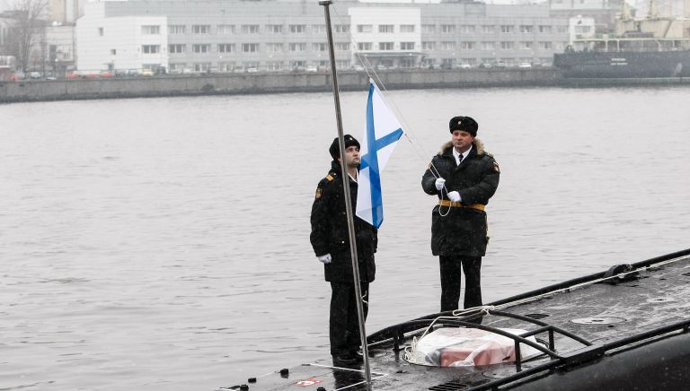 Поднятие Андреевского флага на церемонии передачи ВМФ РФ дизель-электрической подводной лодки Великий Новгород в Санкт-Петербурге Поднятие Андреевского флага на церемонии передачи ВМФ РФ дизель-электрической подводной лодки Великий Новгород в Санкт-Петербурге