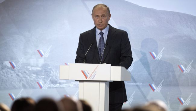 Президент РФ Владимир Путин на пленарном заседании регионального Форума действий Общероссийского народного фронта в Ялте. 26 октября 2016