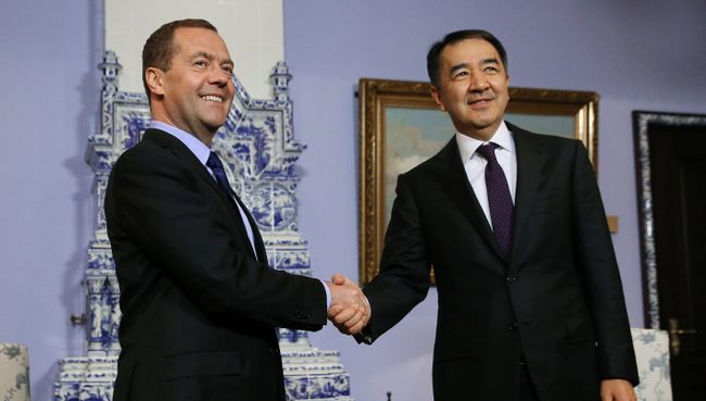 Председатель правительства РФ Дмитрий Медведев и премьер-министр Казахстана Бакытжан Сагинтаев во время встречи в резиденции Горки. 26 октября 2016 Председатель правительства РФ Дмитрий Медведев и премьер-министр Казахстана Бакытжан Сагинтаев во время встречи в резиденции Горки. 26 октября 2016