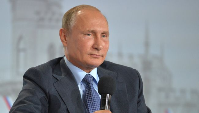 Президент РФ Владимир Путин на пленарном заседании регионального Форума действий Общероссийского народного фронта в Ялте. 26 октября 2016