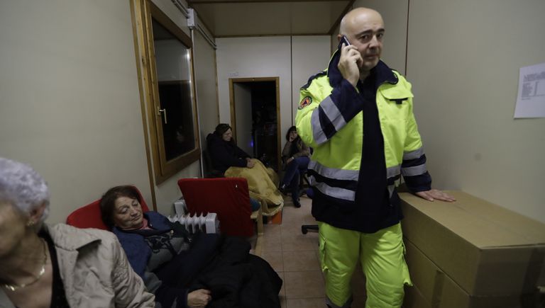Мэр итальянского города Виссо Giuliano Pazzaglini в офисе красного креста переполненного жителями, 27 октября 2016 года Мэр итальянского города Виссо Giuliano Pazzaglini в офисе красного креста переполненного жителями, 27 октября 2016 года