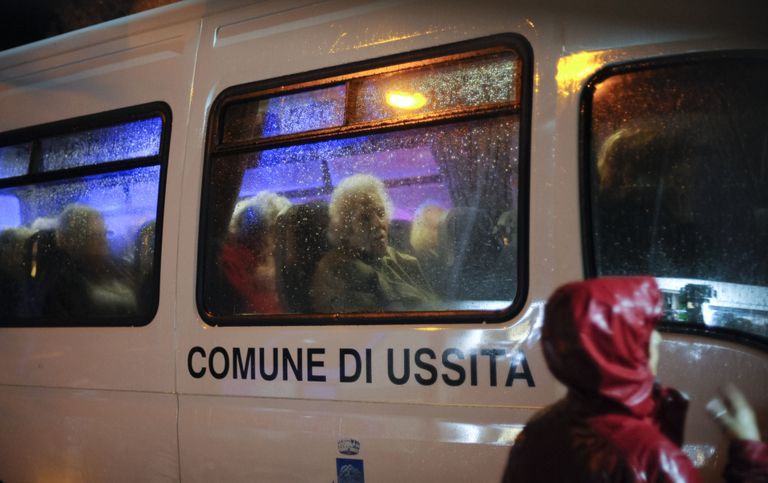 Эвакуация людей из домов пострадавших в результате землетрясения в Италии. 27 октября 2016 Эвакуация людей из домов пострадавших в результате землетрясения в Италии. 27 октября 2016