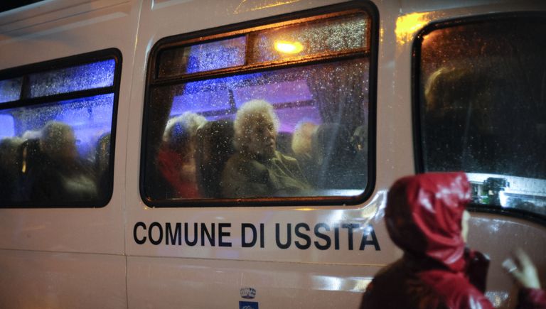 Эвакуация людей из домов пострадавших в результате землетрясения в Италии. 27 октября 2016 Эвакуация людей из домов пострадавших в результате землетрясения в Италии. 27 октября 2016