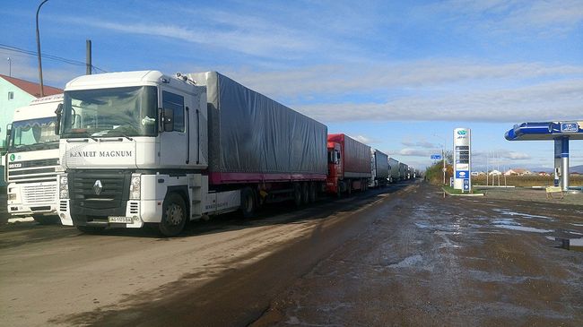 Грузовики на контрольно-пропускном пункте Дьяково, Закарпатская область, Украина Грузовики на контрольно-пропускном пункте Дьяково, Закарпатская область, Украина