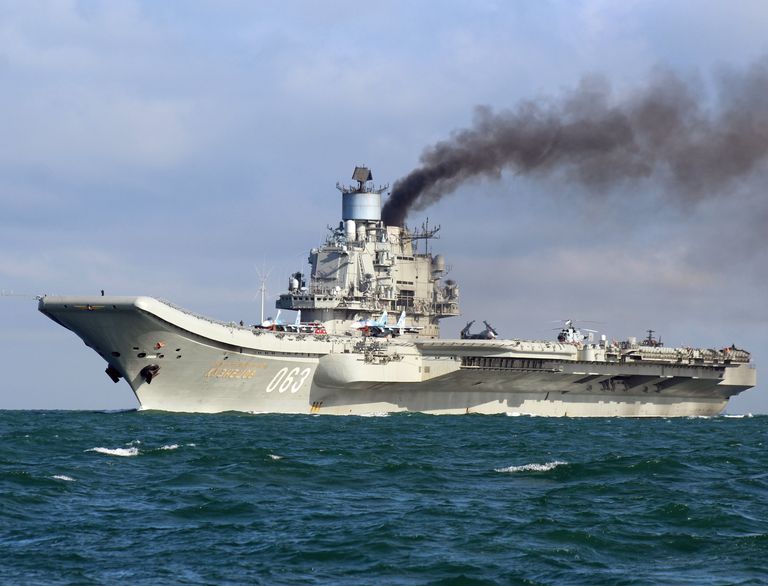 Тяжелый авианесущий крейсер Адмирал Флота Советского Союза Кузнецов во время прохода авианосной группы Северного флота России через пролив Ла-Манш Тяжелый авианесущий крейсер Адмирал Флота Советского Союза Кузнецов во время прохода авианосной группы Северного флота России через пролив Ла-Манш