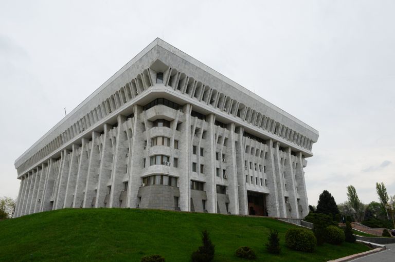 Здание Жогорку Кенеш (парламанта) Киргизской Республики в Бишкеке, Киргизия Здание Жогорку Кенеш (парламанта) Киргизской Республики в Бишкеке, Киргизия