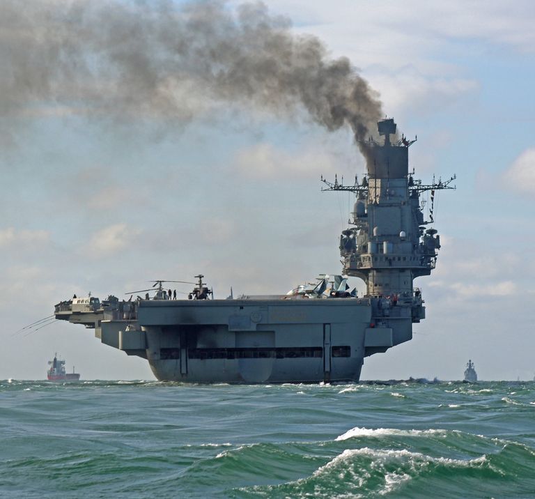 Тяжелый авианесущий крейсер Адмирал Флота Советского Союза Кузнецов во время прохода авианосной группы Северного флота России через пролив Ла-Манш Тяжелый авианесущий крейсер Адмирал Флота Советского Союза Кузнецов во время прохода авианосной группы Северного флота России через пролив Ла-Манш