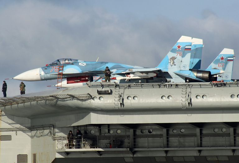 Самолеты Су-33 на борту тяжёлого авианесущего крейсера Адмирал Флота Советского Союза Кузнецов во время прохода авианосной группы Северного флота России через пролив Ла-Манш Самолеты Су-33 на борту тяжёлого авианесущего крейсера Адмирал Флота Советского Союза Кузнецов во время прохода авианосной группы Северного флота России через пролив Ла-Манш