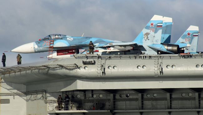 Самолеты Су-33 на борту тяжёлого авианесущего крейсера Адмирал Флота Советского Союза Кузнецов во время прохода авианосной группы Северного флота России через пролив Ла-Манш. Архивное фото Самолеты Су-33 на борту тяжёлого авианесущего крейсера Адмирал Флота Советского Союза Кузнецов во время прохода авианосной группы Северного флота России через пролив Ла-Манш. Архивное фото