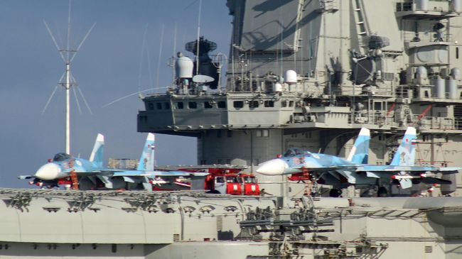 Самолеты Су-33 на борту тяжелого авианесущего крейсера Адмирал Флота Советского Союза Кузнецов. Архивное фото Самолеты Су-33 на борту тяжелого авианесущего крейсера Адмирал Флота Советского Союза Кузнецов. Архивное фото