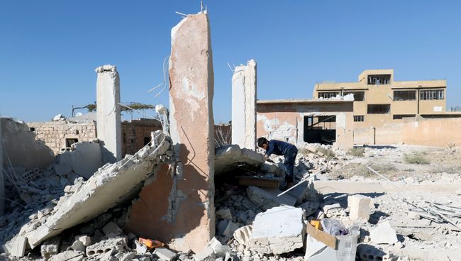 Разрушенная в результате авиаудара школа в сирийской провинции Идлиб. Архивное фото