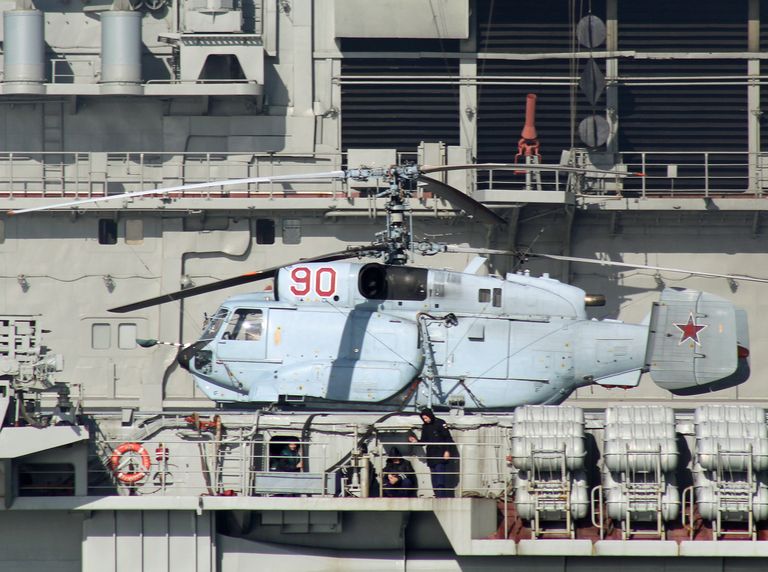 Вертолет Ка-31Р на борту тяжёлого авианесущего крейсера Адмирал Флота Советского Союза Кузнецов во время прохода авианосной группы Северного флота России через пролив Ла-Манш Вертолет Ка-31Р на борту тяжёлого авианесущего крейсера Адмирал Флота Советского Союза Кузнецов во время прохода авианосной группы Северного флота России через пролив Ла-Манш