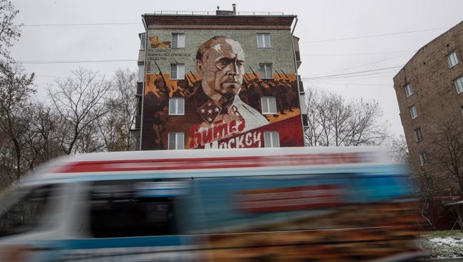 Граффити с изображением кадра из фильма 1985 года Битва за Москву. Архивное фото Граффити с изображением кадра из фильма 1985 года Битва за Москву. Архивное фото