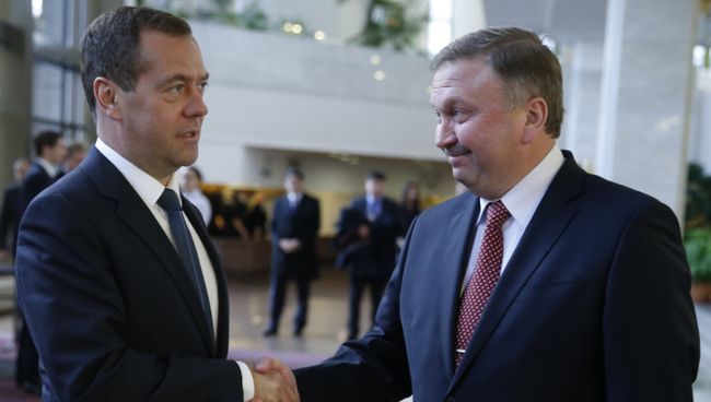 Премьер-министр РФ Дмитрий Медведев и премьер-министр Белоруссии Андрей Кобяков. Архивное фото