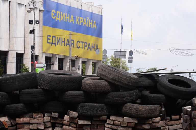 Национальный флаг Украины с надписью Единая страна на русском и украинских языках Национальный флаг Украины с надписью Единая страна на русском и украинских языках