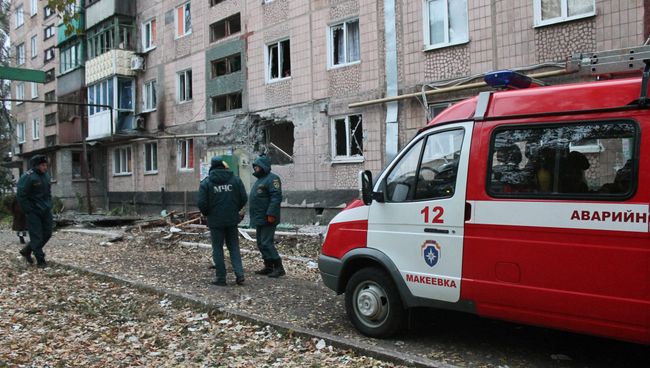 Сотрудники МЧС у жилого дома, пострадавшего в результате обстрела украинскими силовиками, в Макеевке Сотрудники МЧС у жилого дома, пострадавшего в результате обстрела украинскими силовиками, в Макеевке