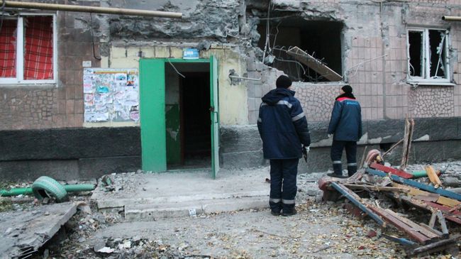 Жилой дом, пострадавший в результате обстрела украинскими силовиками. Архивное фото Жилой дом, пострадавший в результате обстрела украинскими силовиками. Архивное фото