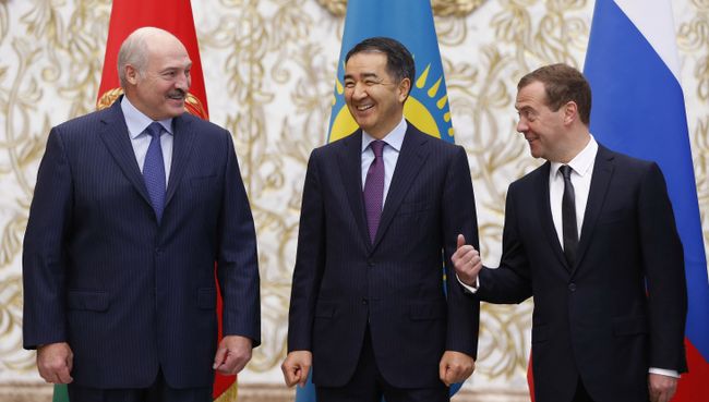 Председатель правительства РФ Дмитрий Медведев, премьер-министр Казахстана Бакытжан Сагинтаев и президент Белоруссии Александр Лукашенко принимают участие в заседании Совета глав правительств государств – участников СНГ в Минске