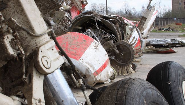 Обломки польского правительственного самолета Ту-154 на охраняемой площадке аэродрома в Смоленске. Архивное фото