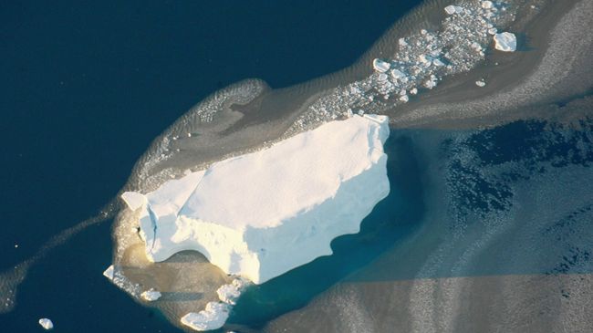 Айсберг в море Лазарева у берегов Антарктиды
