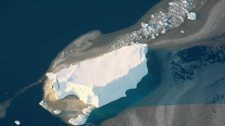 Айсберг в море Лазарева у берегов Антарктиды