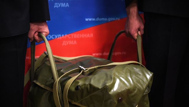 Сотрудники Государственной фельдъегерской службы России во время доставки документов проекта закона О федеральном бюджете на 2017 год и на плановый период 2018 и 2019 годов Сотрудники Государственной фельдъегерской службы России во время доставки документов проекта закона О федеральном бюджете на 2017 год и на плановый период 2018 и 2019 годов